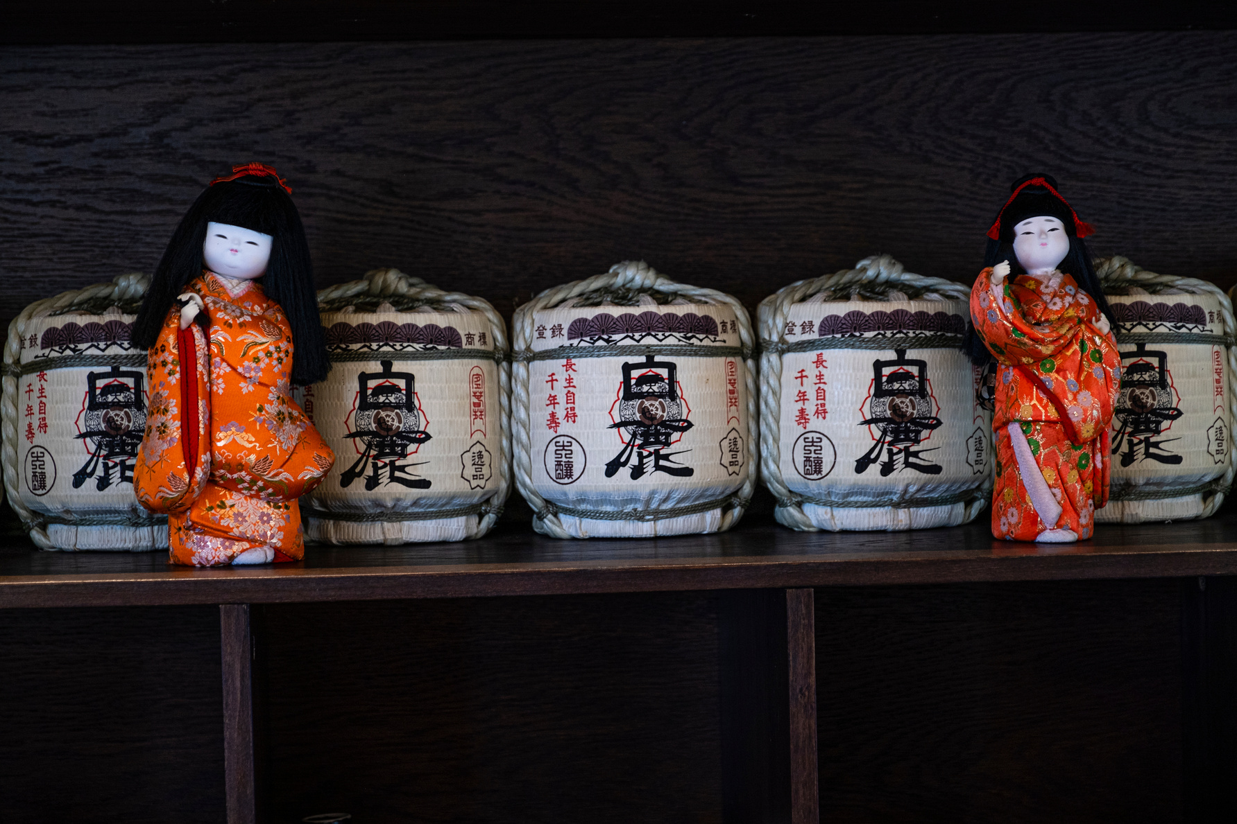 Kimekomi dolls and sake barrels